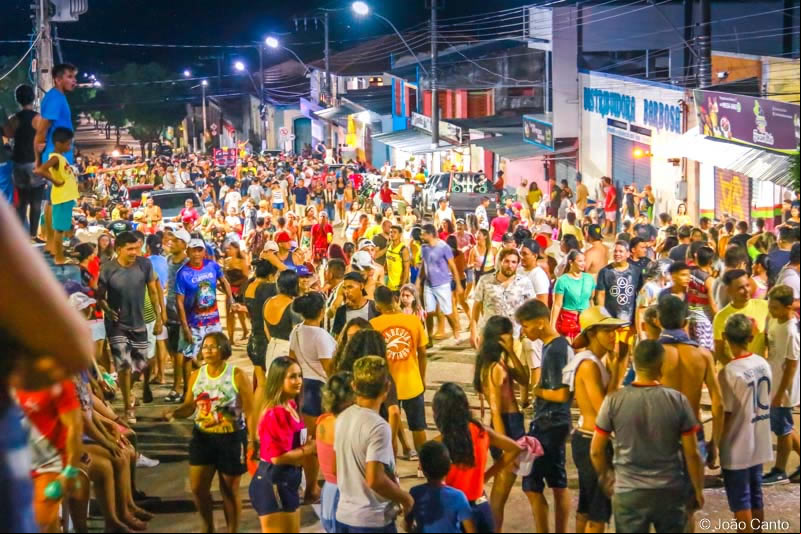 PRÉ CARNAPAUXIS 2023: Pai da Pinga arrasta multidão pelas ladeiras de Óbidos