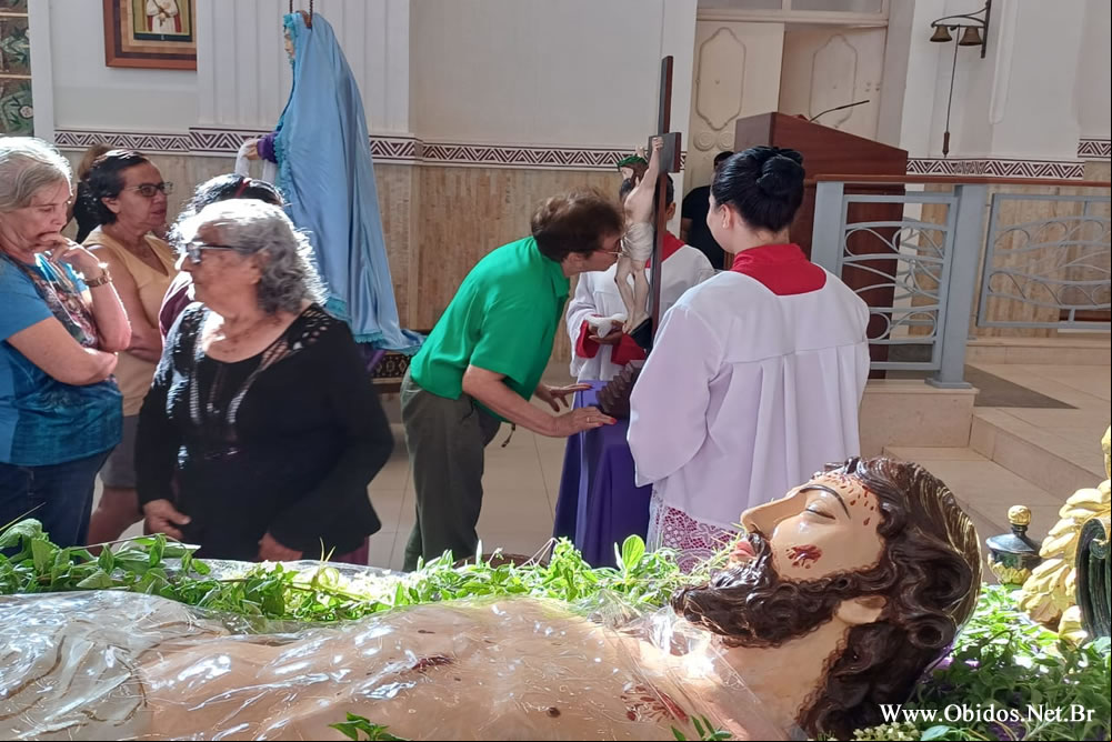 Fiéis católicos participam de celebrações da sexta-feira Santa em Óbidos
